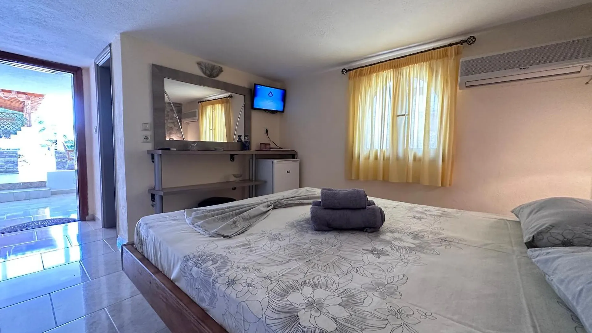 The Flower Apartments Toroni Aparthotel